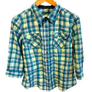 Lightweight button up top with 3/4 sleeves. Size medium